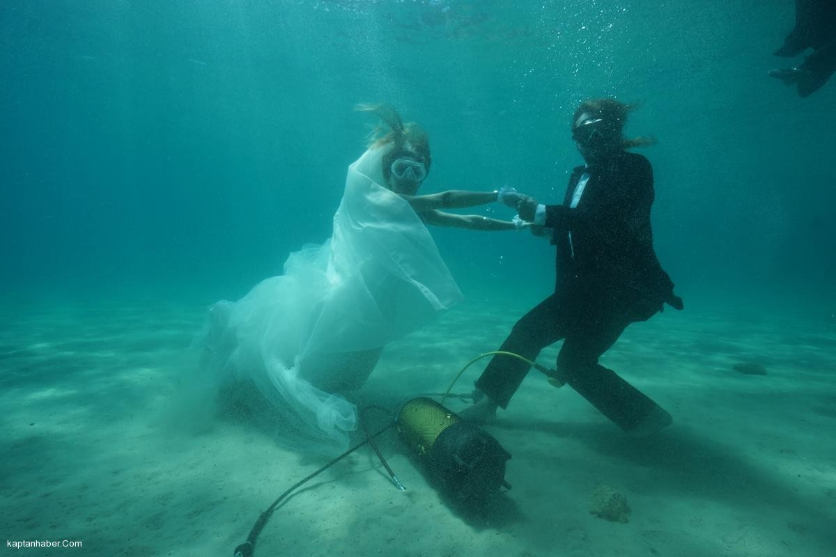 Denizin 10 metre altında temsili nikah